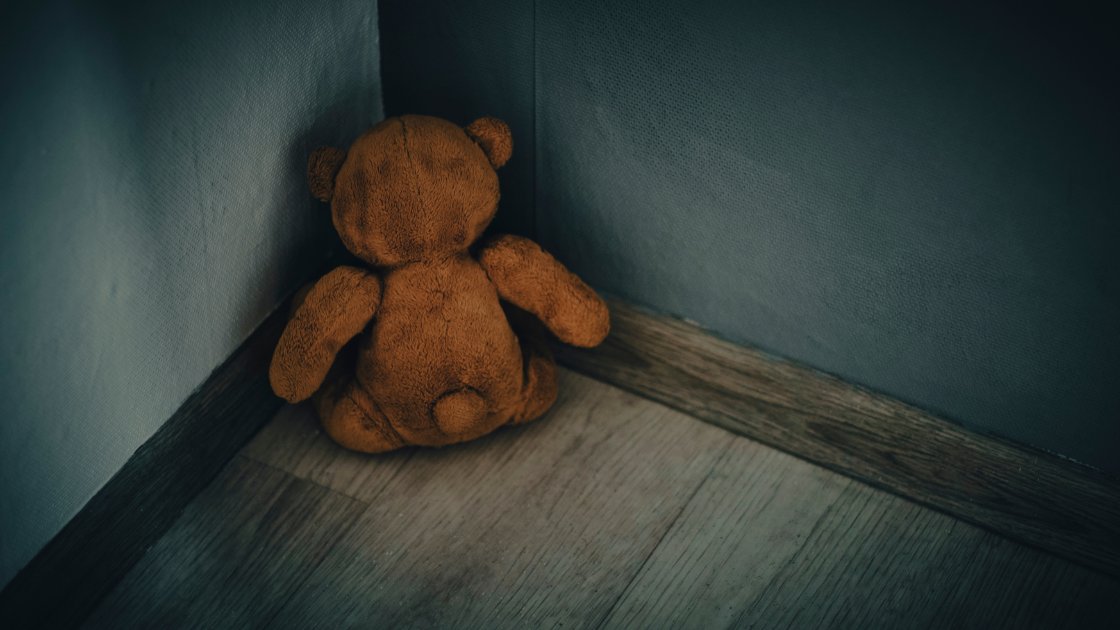 В прошлом году в Латвии 300 детей пострадали от сексуализированного насилия. Как уберечь детей и какую роль в этом играет секс-образование