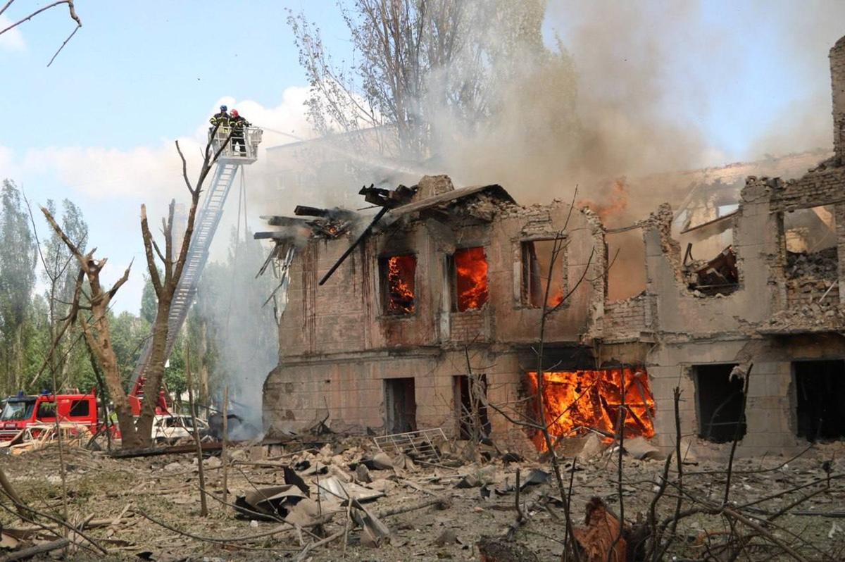 Последствия удара в Днепре. Фото: ДСНС Украины