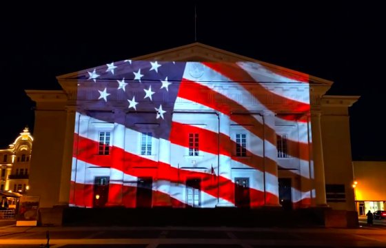 Здание Вильнюсской ратуши окрасили в цвета флага США