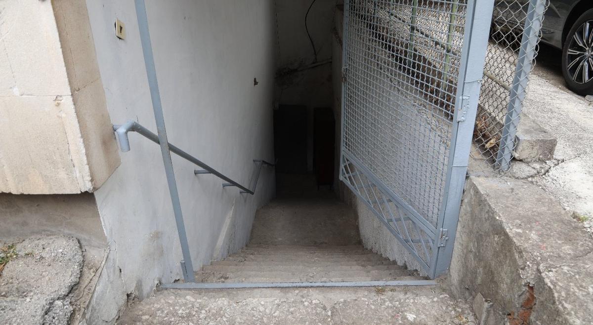 Лестница, ведущая к убежищу гражданской защиты, находящемуся в ведении DGACG. Фото: Ziarul de Gardă