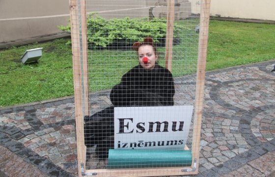 Противники цирка протестуют у Сейма Латвии в клетке
