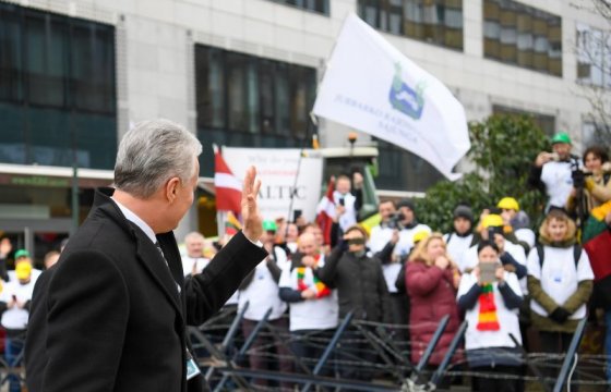 Президент Литвы встретился с протестующими фермерами в Брюсселе