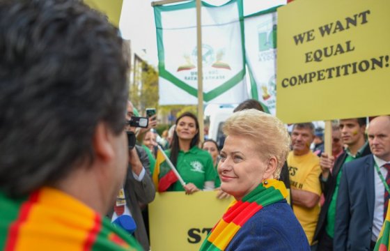 Президент Литвы встретилась с протестующими в Брюсселе фермерами (ФОТО)