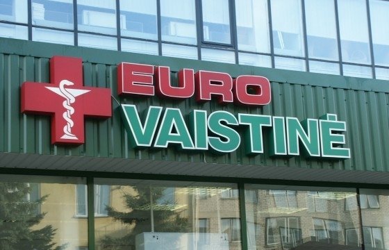 Директор сети аптек Eurovaistine в Литве увольняется из-за подозрений в торговле влиянием