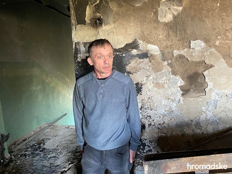 Юрий, который остался жить в пятиэтажном доме, обстрелянном россиянами. Фото: Олеся Бида / hromadske