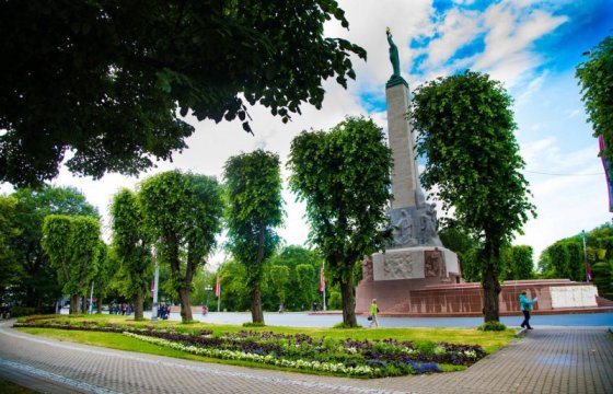 У памятника Свободы в Риге цветами высадили флаги стран Балтии (ФОТО)