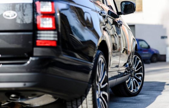 Группировка по торговле люксовыми автомобилями нанесла бюджету Латвии 2,8 млн евро ущерба