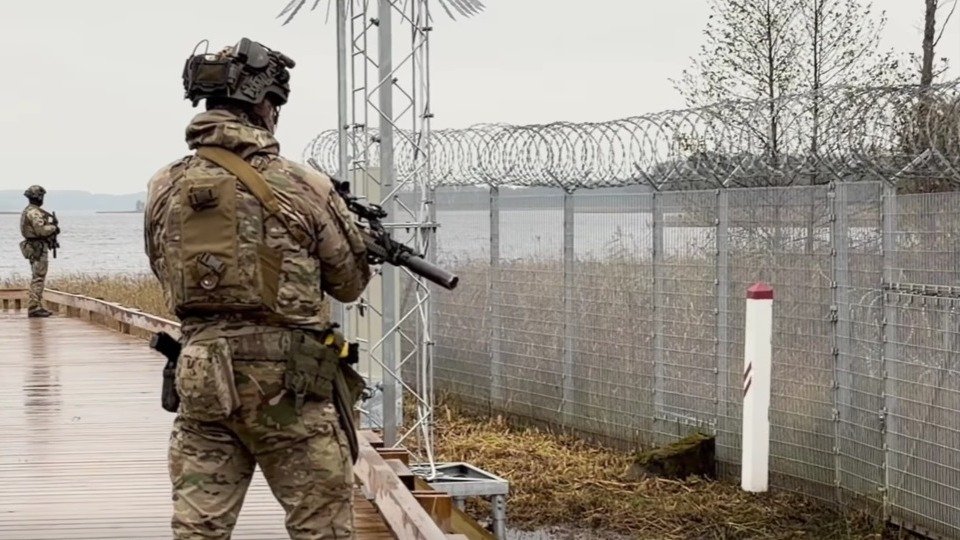 В Латвии закончили строить заграждение на границе с Россией: продолжается возведение инфраструктуры пограничной полосы