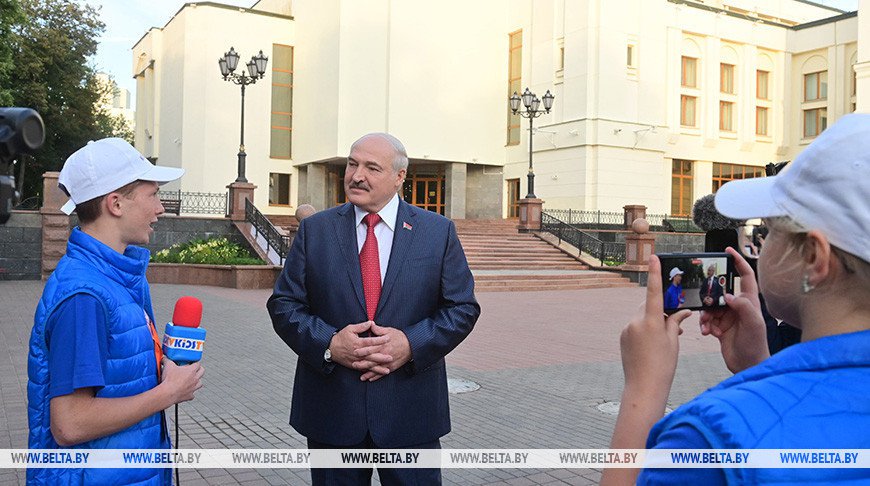 Илья Кароза берет интервью у Александра Лукашенко. Фото: Белта
