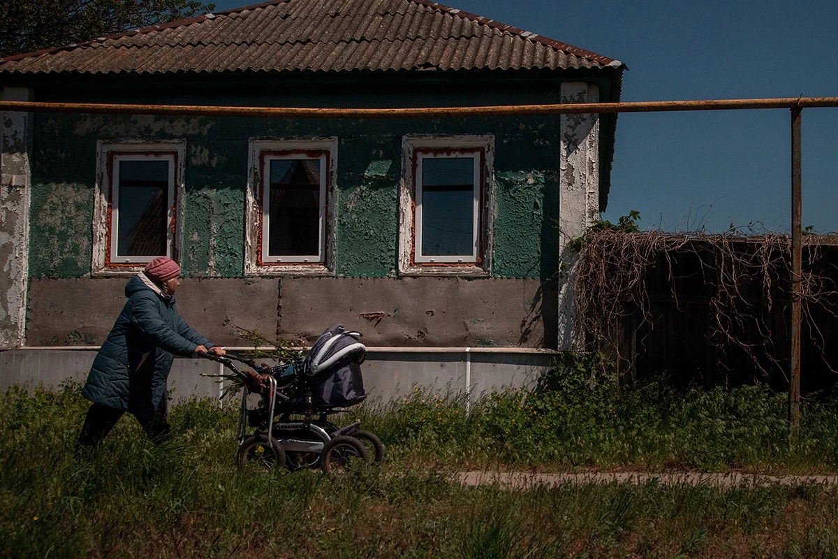 На наших глазах, как костры, пылали дома». Чиновники принуждают беженцев из  приграничных сел Белгородской области вернуться в свои дома, даже если они  разрушены и обстрелы продолжаются — Новая газета. Балтия