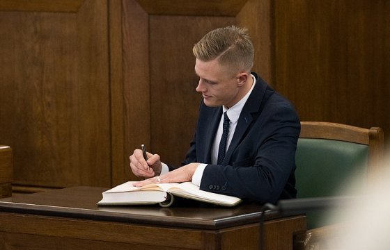 Депутат: Отмечавшие 9 мая не заслуживают гражданства Латвии