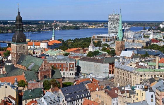 До 27 апреля на Домской площади в Риге — выставка фото Таллина и Вильнюса