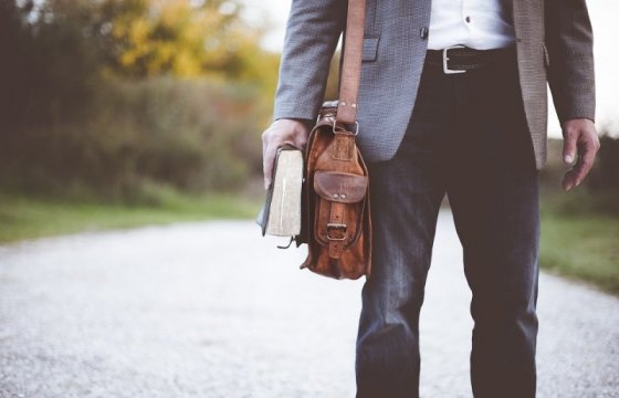 Эстония поднимет минимальную зарплату учителей до 1412 евро