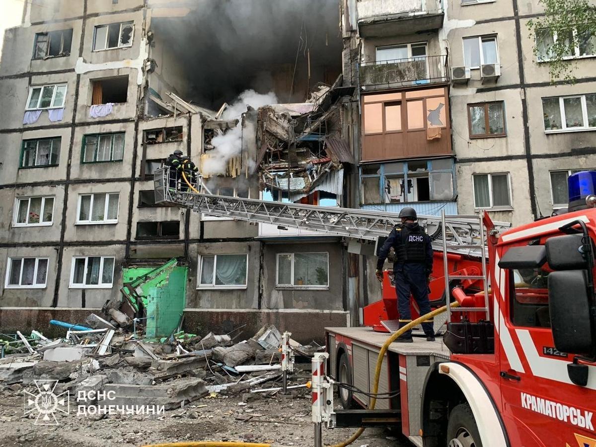 Последствия удара по центру города Белозерское Донецкой области 30 мая 2025 года.