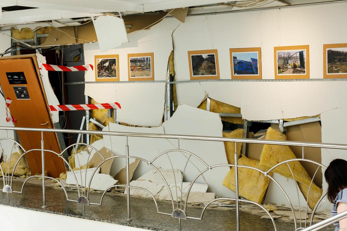 Выставка проходила в галерее, поврежденной обстрелами