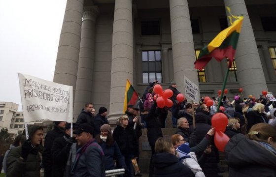 Жители Литвы через суд хотят получить 120 тысяч евро за изъятие детей из семьи