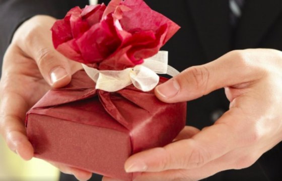 В Эстонии утвердили правила приема подарков чиновниками