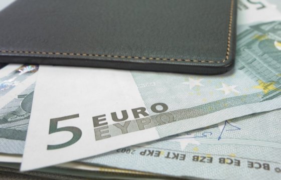 Эстония повысит минимальную зарплату до 654 евро в месяц