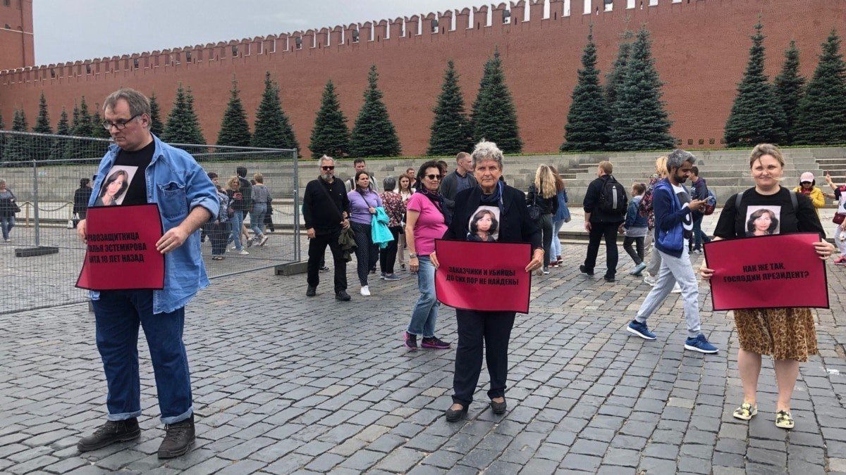 Александр Черкасов, Светлана Ганнушкина, Елена Милашина на пикете в годовщину убийства Натальи Эстемировой